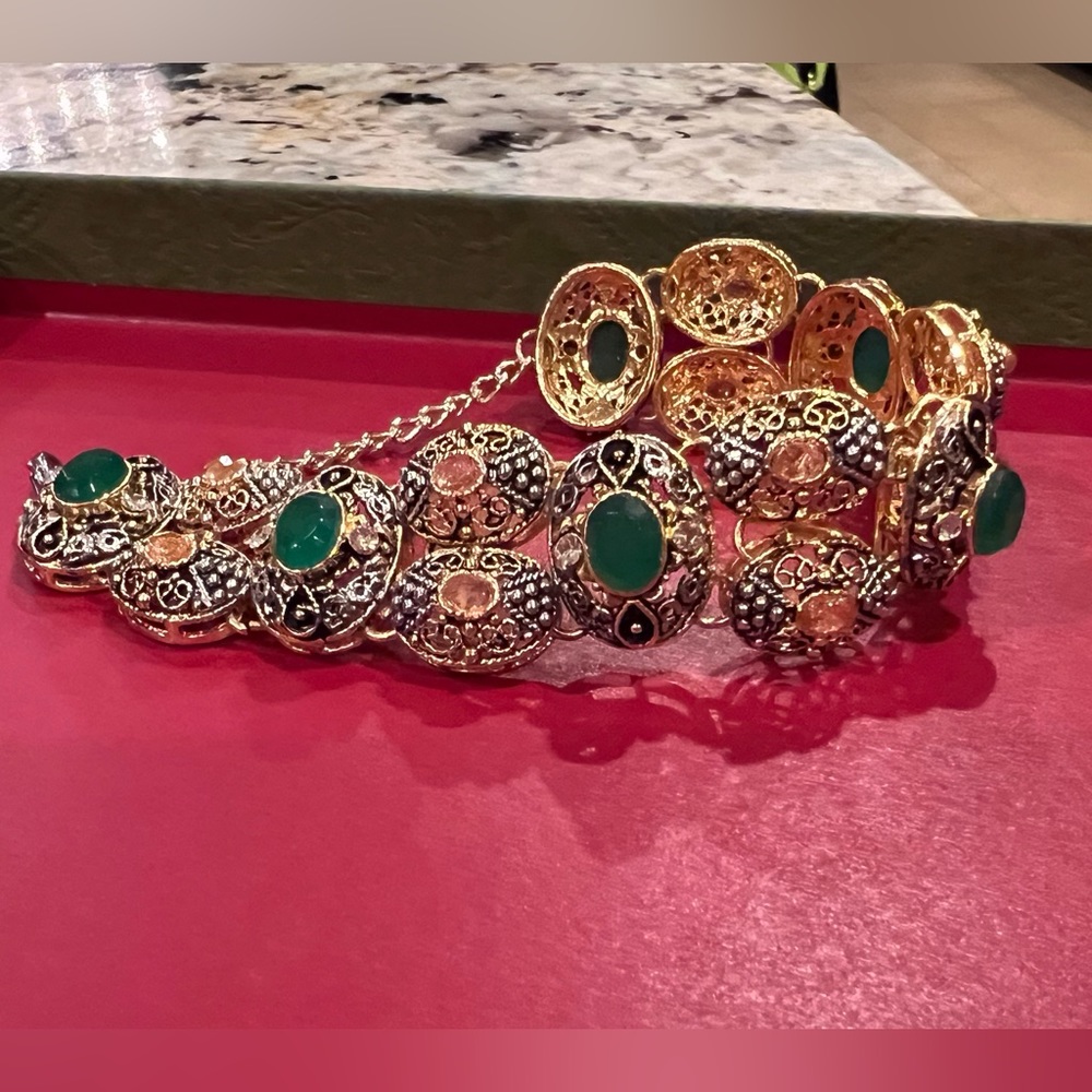 Emerald stone gold finishing bracelet with easy wear chain clip.